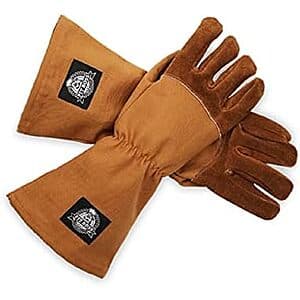 Heavy duty BBQ grilling gloves with Pit Boss branding, designed for high-temperature cooking and grill handling.
